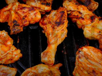 Puikūs vištienos blauzdos ant grotelių pagrindine nuotrauka