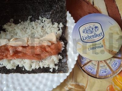 Rulonai su kreminiu sūriu ir silpnai sūdyta lašiša Žingsnis 3