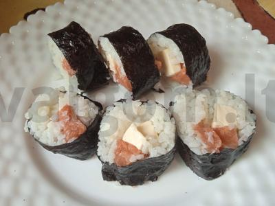 Rulonai su kreminiu sūriu ir silpnai sūdyta lašiša pagrindine nuotrauka