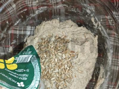 Ruginė kvietinė duona su saulėgrąžų sėklomis Žingsnis 3