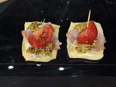 Užkandis iš sluoksniuotos tešlos su grūdėta garstyčia pagrindine nuotrauka