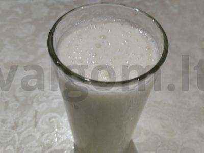 Prabangus grietinėlės-bananų kokteilis pagrindine nuotrauka