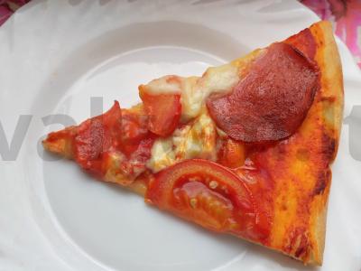 Namų pica su dešra ir mocarela pagrindine nuotrauka