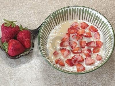 Avižinė košė su braškėmis ir saldžiuoju pienu pagrindine nuotrauka