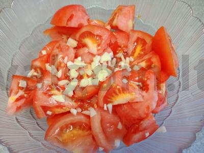 Pomidorų salotos su česnaku Žingsnis 2
