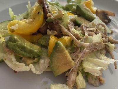 Jautienos salotos su graikiniais riešutais pagrindine nuotrauka