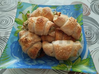 Užkandis iš sluoksniuotos tešlos su upėtakiu pagrindine nuotrauka