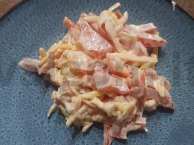 Salotas „Raudonasis spalis“ pagrindine nuotrauka