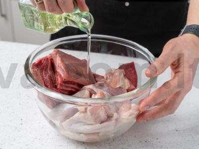 Ramenas su mėsos sultiniu ir greitai paruošiamomis makaronais Žingsnis 1