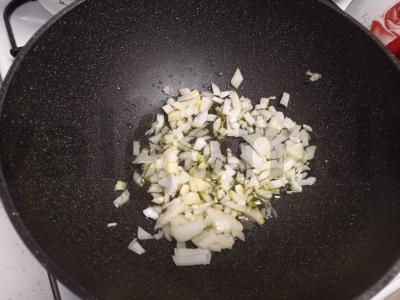 Bulguras su daržovėmis keptuvėje Žingsnis 1