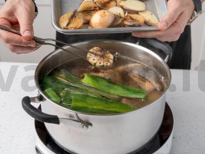 Ramenas su mėsos sultiniu ir greitai paruošiamomis makaronais Žingsnis 4