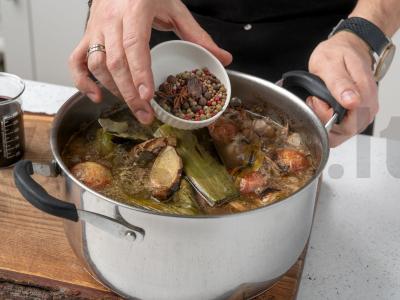 Ramenas su mėsos sultiniu ir greitai paruošiamomis makaronais Žingsnis 5