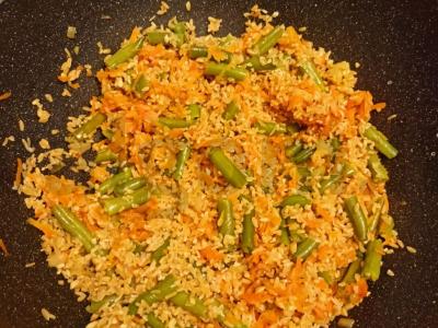 Bulguras su daržovėmis keptuvėje Žingsnis 4