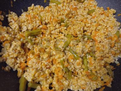 Bulguras su daržovėmis keptuvėje pagrindine nuotrauka