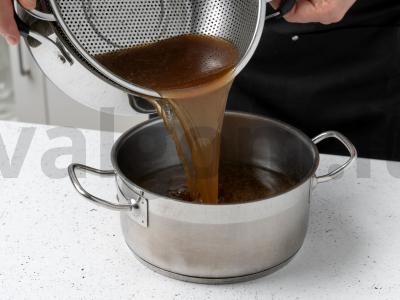 Ramenas su mėsos sultiniu ir greitai paruošiamomis makaronais Žingsnis 7