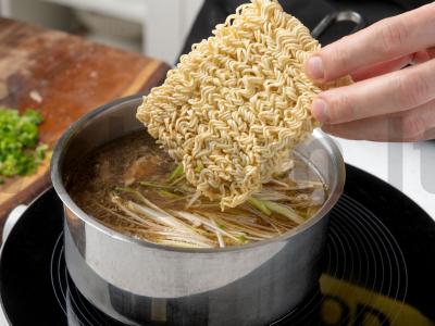 Ramenas su mėsos sultiniu ir greitai paruošiamomis makaronais Žingsnis 9