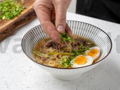 Ramenas su mėsos sultiniu ir greitai paruošiamomis makaronais Žingsnis 10