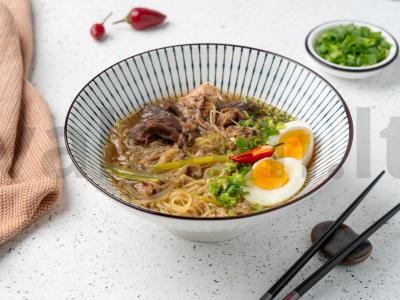 Ramenas su mėsos sultiniu ir greitai paruošiamomis makaronais pagrindine nuotrauka