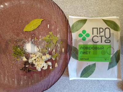 Kalkė, kepta su lauro lapais Žingsnis 1