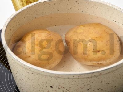 Kiaušinių ir žaliojo svogūno salotos Žingsnis 1