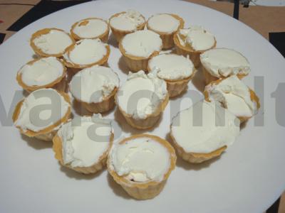 Krekeriai su lašišų ikrais, varškės sūriu ir agurku Žingsnis 1