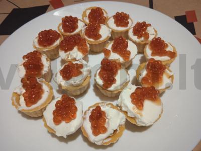 Krekeriai su lašišų ikrais, varškės sūriu ir agurku Žingsnis 2