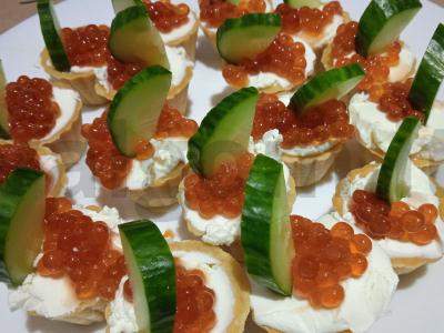 Krekeriai su lašišų ikrais, varškės sūriu ir agurku Žingsnis 3