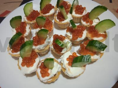 Krekeriai su lašišų ikrais, varškės sūriu ir agurku pagrindine nuotrauka