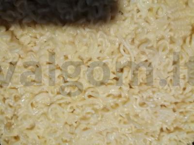 Keptuvėje kepta greito paruošimo makaronų pica Žingsnis 2