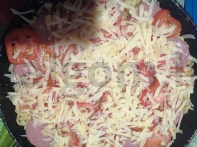 Keptuvėje kepta greito paruošimo makaronų pica Žingsnis 4