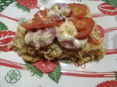 Keptuvėje kepta greito paruošimo makaronų pica pagrindine nuotrauka