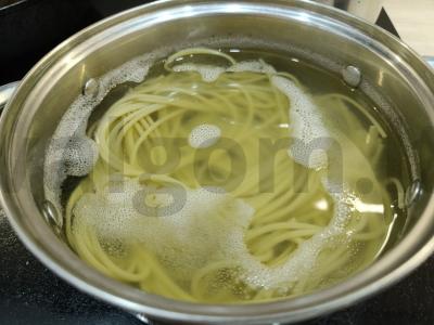 Spagečiai su daržovių padažu ir suluguni sūriu Žingsnis 1