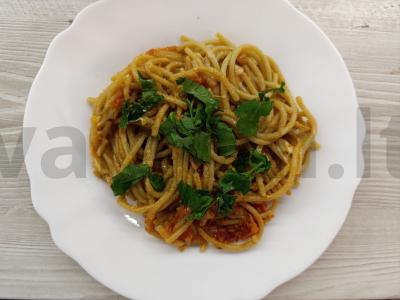 Spagečiai su daržovių padažu ir suluguni sūriu pagrindine nuotrauka