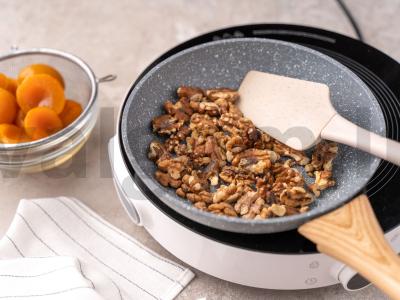 Pyragas su konservuotais abrikosais Žingsnis 1