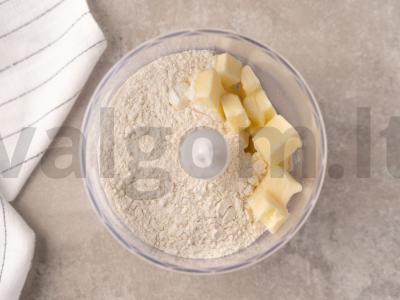 Pyragas su konservuotais abrikosais Žingsnis 2