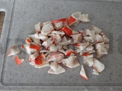 Krabų salotas su konservuotais kukurūzais per 30 minučių Žingsnis 1