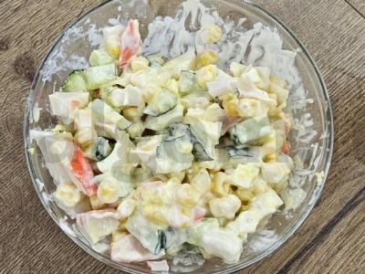 Krabų salotas su konservuotais kukurūzais per 30 minučių Žingsnis 7