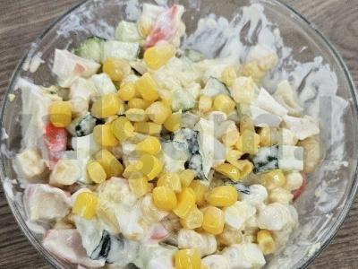 Krabų salotas su konservuotais kukurūzais per 30 minučių pagrindine nuotrauka