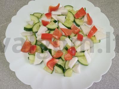 Daržovių salotas su kumpiu, mocarela ir spanguolėmis Žingsnis 3