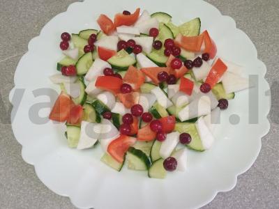 Daržovių salotas su kumpiu, mocarela ir spanguolėmis Žingsnis 4