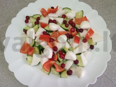 Daržovių salotas su kumpiu, mocarela ir spanguolėmis Žingsnis 5