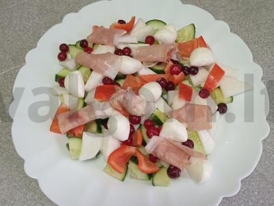 Daržovių salotas su kumpiu, mocarela ir spanguolėmis Žingsnis 6