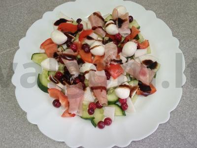 Daržovių salotas su kumpiu, mocarela ir spanguolėmis pagrindine nuotrauka