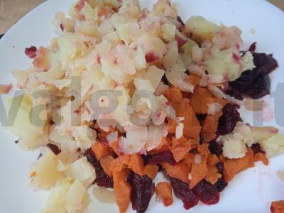 Vinegretas su marinuotais grybais ir raudonuoju svogūnu Žingsnis 3