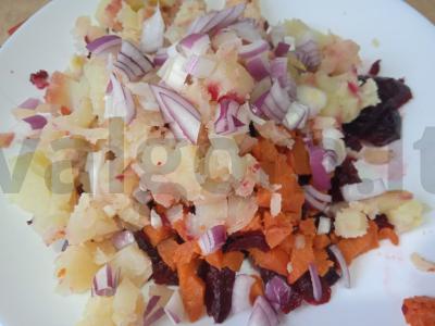 Vinegretas su marinuotais grybais ir raudonuoju svogūnu Žingsnis 4