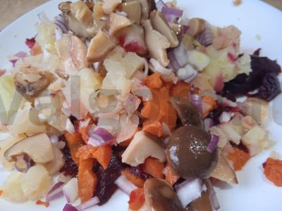 Vinegretas su marinuotais grybais ir raudonuoju svogūnu Žingsnis 5