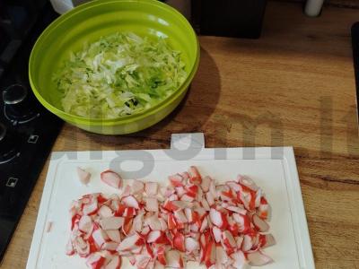 Salotas „Gražuolė“ su krabų mėsa ir krevetėmis Žingsnis 1