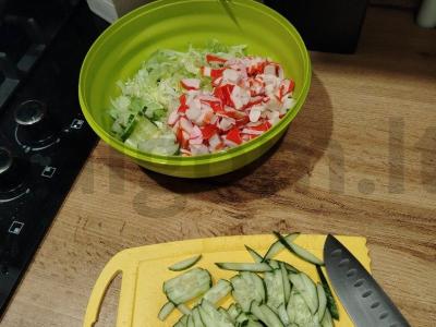 Salotas „Gražuolė“ su krabų mėsa ir krevetėmis Žingsnis 2