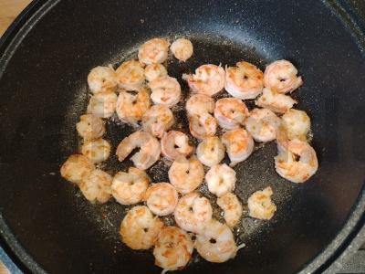 Salotas „Gražuolė“ su krabų mėsa ir krevetėmis Žingsnis 3