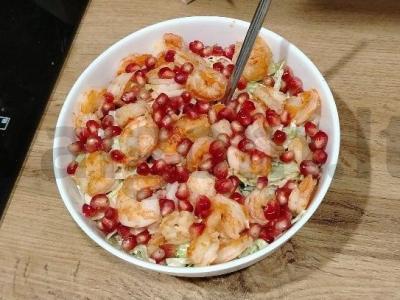 Salotas „Gražuolė“ su krabų mėsa ir krevetėmis pagrindine nuotrauka